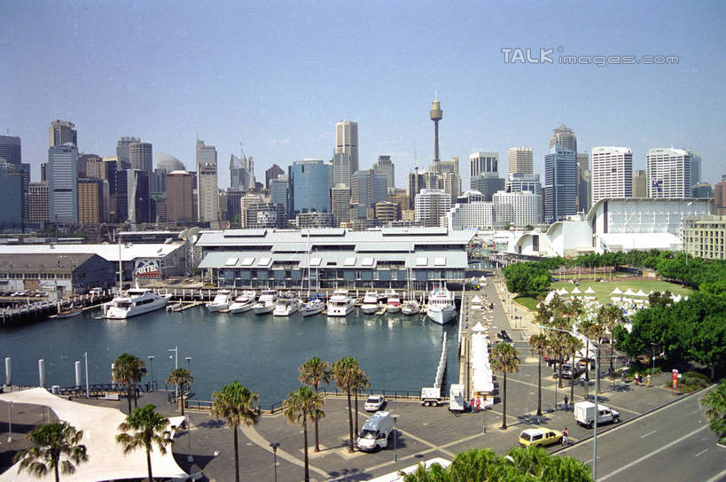 无人,高楼大厦,码头,横图,全景,俯视,航拍,室外,白天,度假,办公楼,美景,天际线,植物,城市风光,城市,大厦,道路,港口,建筑,路,摩天大楼,写字楼,公路,船,汽车,棕榈树,叶子,澳大利亚,阴影,光线,影子,景观,游艇,绿叶,交通,娱乐,车,树,树木,蓝色,绿色,蓝天,天空,阳光,自然,楼宇,交通工具,轿车,天,享受,休闲,嫩叶,商务楼,景色,放松,生长,晴朗,成长,鸟瞰,载具,大洋洲,澳洲,棕榈叶,黄金海岸,游艇码头,昆士兰州,万里无云,南方大陆,澳大利亚联邦,昆士兰,澳大利亚黄金海岸,叶,叶片,晴空,晴空万里,马路,棕树,棕榈,彩图,高角度拍摄,摆渡口,埠头,大楼,渡口,渡头,港湾,高层建筑,高楼,海港,口岸,摩天楼,冲浪者天堂,华纳电影世界,华纳兄弟电影世界,shzwj1