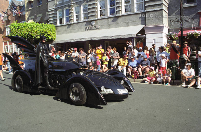 西方人,站,坐,横图,室外,白天,正面,旅游,度假,植物,标志建筑,道路,地标,建筑,路,公路,汽车,欧洲,澳大利亚,欧洲人,行人,游客,游人,阴影,服装,光线,影子,交通,许多人,注视,休闲装,娱乐,建设,路人,旅客,车,树,树木,衣服,绿色,阳光,自然,交通工具,轿车,观察,看,站着,一群人,享受,休闲,休闲服,旅游胜地,放松,服饰,生长,成长,观看,察看,关注,载具,大洋洲,澳洲,黄金海岸,昆士兰州,南方大陆,澳大利亚联邦,昆士兰,过客,澳大利亚黄金海岸,男人,男性,年轻男性,年轻女性,女人,女性,白种人,马路,站立,坐着,半身,彩图,冲浪者天堂,华纳电影世界,华纳兄弟电影世界,shzwj1