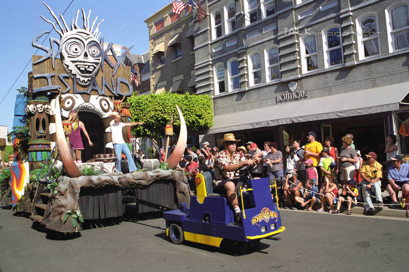 西方人,站,坐,横图,室外,白天,正面,旅游,度假,植物,标志建筑,道路,地标,建筑,路,公路,汽车,欧洲,澳大利亚,欧洲人,行人,游客,游人,阴影,服装,光线,影子,交通,许多人,注视,休闲装,娱乐,建设,路人,旅客,车,树,树木,衣服,蓝色,绿色,蓝天,天空,阳光,自然,交通工具,轿车,天,观察,看,站着,一群人,享受,休闲,休闲服,旅游胜地,放松,服饰,生长,晴朗,成长,观看,察看,关注,载具,大洋洲,澳洲,黄金海岸,昆士兰州,万里无云,南方大陆,澳大利亚联邦,昆士兰,过客,澳大利亚黄金海岸,男人,男性,年轻男性,年轻女性,女人,女性,白种人,晴空,晴空万里,马路,站立,坐着,半身,彩图,冲浪者天堂,华纳电影世界,华纳兄弟电影世界,shzwj1