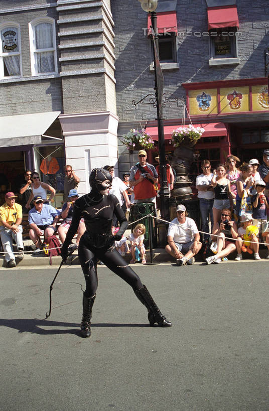 西方人,家,站,坐,竖图,室外,白天,正面,旅游,度假,标志建筑,道路,地标,建筑,路,公路,欧洲,澳大利亚,欧洲人,行人,游客,游人,阴影,服装,光线,影子,房屋,屋子,交通,许多人,注视,休闲装,娱乐,建设,楼房,路人,旅客,住宅,衣服,阳光,观察,看,站着,一群人,享受,休闲,休闲服,旅游胜地,放松,服饰,观看,察看,衣着,穿着,关注,大洋洲,澳洲,表演服,演出服,黄金海岸,昆士兰州,南方大陆,澳大利亚联邦,昆士兰,衣饰,过客,澳大利亚黄金海岸,道具服,男人,男性,年轻男性,年轻女性,女人,女性,白种人,马路,站立,坐着,半身,彩图,房子,冲浪者天堂,华纳电影世界,华纳兄弟电影世界,shzwj1