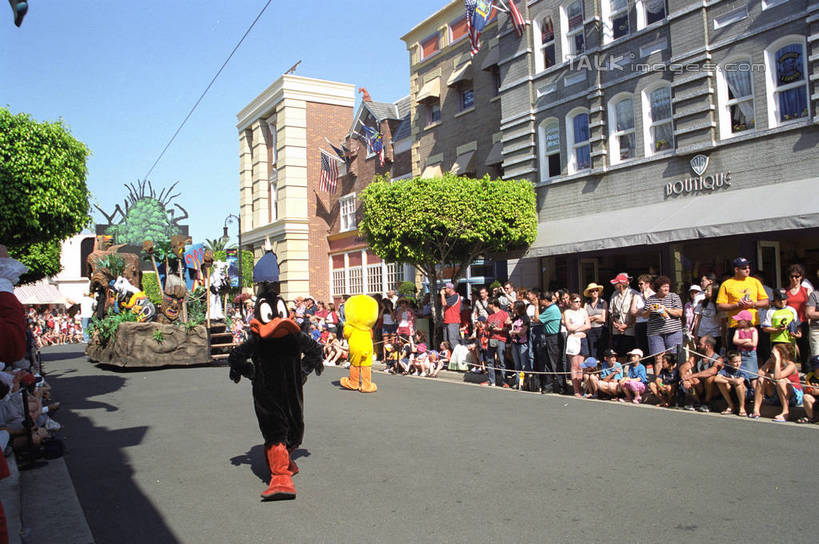 西方人,家,站,坐,横图,室外,白天,仰视,旅游,度假,标志建筑,道路,地标,建筑,路,公路,欧洲,澳大利亚,欧洲人,行人,游客,游人,阴影,服装,光线,影子,房屋,屋子,交通,许多人,注视,休闲装,娱乐,建设,楼房,路人,旅客,住宅,衣服,蓝色,蓝天,天空,阳光,天,观察,看,站着,一群人,享受,休闲,休闲服,旅游胜地,放松,服饰,晴朗,观看,察看,衣着,穿着,关注,大洋洲,澳洲,表演服,演出服,黄金海岸,昆士兰州,万里无云,南方大陆,澳大利亚联邦,昆士兰,衣饰,过客,澳大利亚黄金海岸,道具服,男人,男性,年轻男性,年轻女性,女人,女性,白种人,晴空,晴空万里,马路,站立,坐着,半身,彩图,低角度拍摄,房子,冲浪者天堂,华纳电影世界,华纳兄弟电影世界,shzwj1