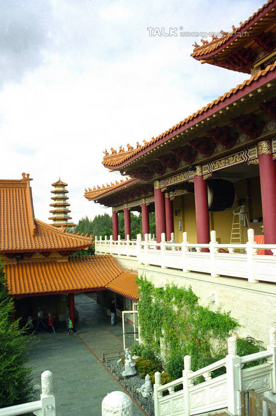 无人,栏杆,竖图,室外,白天,正面,旅游,度假,植物,标志建筑,地标,建筑,澳大利亚,阴影,光线,瓦片,影子,屋顶,云,云朵,围栏,云彩,顶棚,瓦,娱乐,建设,护栏,树,树木,蓝色,绿色,白云,蓝天,天空,阳光,自然,天,享受,休闲,旅游胜地,放松,建造,生长,晴朗,成长,大洋洲,悉尼,澳洲,屋瓦,南方大陆,首府,澳大利亚联邦,雪梨,新州,新南威尔士,新南威尔士州,达令港,情人港,晴空,彩图,悉尼谊园,shzwj1