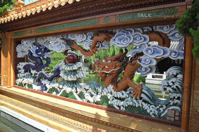 无人,横图,室外,白天,正面,旅游,度假,绘画,成功,植物,标志建筑,地标,建筑,雕塑,澳大利亚,阴影,艺术,装饰,光线,龙,雕刻,雕像,浮雕,瓦片,影子,墙,屋顶,顶棚,瓦,文化,娱乐,建设,墙壁,墙面,树,树木,绿色,阳光,自然,工艺品,享受,休闲,旅游胜地,放松,建造,生长,成长,纪念,美术,高贵,主题,图腾,大洋洲,悉尼,传说,澳洲,陈列,屋瓦,南方大陆,首府,功能,美学,祥瑞,澳大利亚联邦,雪梨,灵兽,权势,尊荣,新州,新南威尔士,新南威尔士州,达令港,情人港,幸运,画画,彩图,悉尼谊园,shzwj1