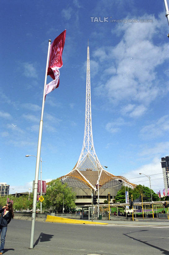 无人,竖图,室外,白天,仰视,旅游,度假,植物,标志建筑,地标,建筑,旗帜,澳大利亚,阴影,光线,影子,云,云朵,云彩,娱乐,旗子,建设,树,树木,蓝色,绿色,白云,蓝天,天空,阳光,自然,天,享受,休闲,旅游胜地,放松,生长,晴朗,成长,大洋洲,澳洲,墨尔本,南方大陆,首府,澳大利亚联邦,旌旗,旗号,维多利亚,维多利亚州,新金山,晴空,彩图,低角度拍摄,维多利亚艺术中心,shzwj1