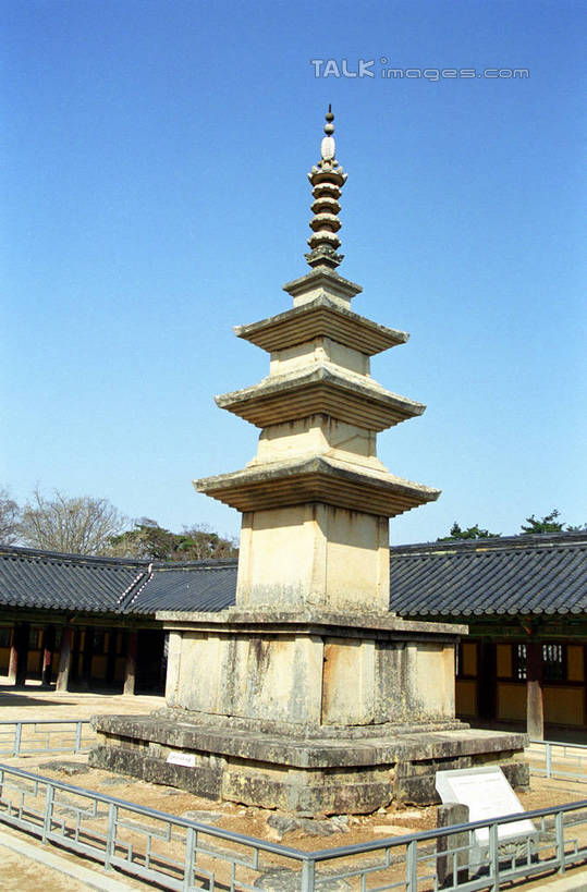 无人,寺庙,竖图,室外,白天,仰视,旅游,度假,名胜古迹,植物,标志建筑,地标,建筑,韩国,亚洲,阴影,节日,遗迹,光线,影子,燃烧,古迹,文化,文物,娱乐,建设,古建筑,树,树木,蓝色,绿色,蓝天,天空,阳光,自然,香火,庙宇,天,祈祷,享受,休闲,健康,旅游胜地,放松,许愿,宗教,信仰,生长,晴朗,成长,纪念,祈求,古文明,东亚,大邱,海印寺,万里无云,大韩民国,广域市,大丘,大邱市,大邱广域市,平安,晴空,晴空万里,彩图,低角度拍摄,庙,寺,shzwj1