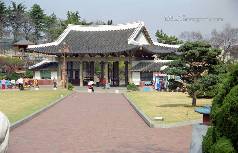 无人,寺庙,横图,室外,白天,正面,旅游,度假,草地,草坪,名胜古迹,植物,标志建筑,地标,建筑,韩国,亚洲,阴影,节日,遗迹,光线,影子,燃烧,古迹,文化,文物,娱乐,建设,古建筑,草,树,树木,蓝色,绿色,蓝天,天空,阳光,自然,香火,庙宇,天,祈祷,享受,休闲,健康,旅游胜地,放松,许愿,宗教,信仰,生长,晴朗,成长,纪念,祈求,古文明,东亚,大邱,海印寺,万里无云,大韩民国,广域市,大丘,大邱市,大邱广域市,平安,晴空,晴空万里,彩图,庙,寺,shzwj1