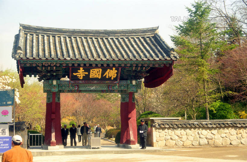 东方人,寺庙,走,横图,室外,白天,正面,旅游,度假,名胜古迹,植物,标志建筑,地标,建筑,雕塑,庆州,韩国,亚洲,行人,游客,游人,阴影,服装,节日,遗迹,艺术,装饰,光线,标志,雕刻,牌匾,文字,影子,字符,许多人,燃烧,注视,休闲装,黄种人,古迹,文化,文物,娱乐,标识,建设,古建筑,路人,旅客,树,树木,衣服,蓝色,绿色,蓝天,天空,阳光,自然,香火,工艺品,庙宇,天,观察,看,祈祷,一群人,享受,休闲,健康,休闲服,汉字,旅游胜地,放松,许愿,宗教,服饰,信仰,生长,晴朗,成长,观看,纪念,祈求,美术,察看,关注,中文,主题,陈列,古文明,东亚,佛国寺,万里无云,功能,美学,国文,华文,大韩民国,庆尚北道,庆州市,过客,平安,男人,男性,年轻男性,年轻女性,女人,女性,亚洲人,晴空,晴空万里,步行,散步,走路,彩图,全身,庙,寺,道,shzwj1