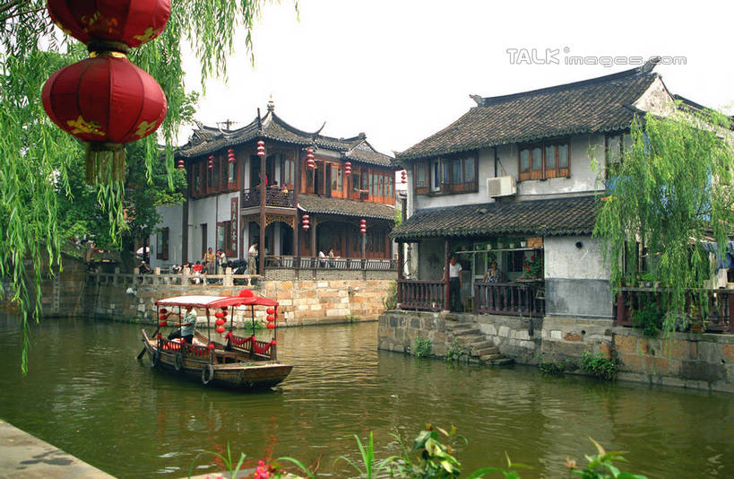 无人,家,横图,室外,白天,正面,旅游,度假,河流,名胜古迹,水,植物,标志建筑,地标,建筑,船,照明,上海,中国,亚洲,阴影,波纹,遗迹,光线,灯笼,影子,纸灯笼,房屋,屋子,河水,水流,木船,涟漪,古迹,文物,娱乐,建设,古建筑,楼房,住宅,树,树木,绿色,倒影,水纹,阳光,自然,灯具,交通工具,波浪,享受,休闲,旅游胜地,放松,生长,成长,照亮,申,倒映,舟,照明设备,载具,古文明,东亚,枫泾,金山区,上海市,上海枫泾古镇,中华人民共和国,沪,华东地区,水晕,反照,枫泾镇,沪上八景,新沪上八景,彩图,房子,shzwj1