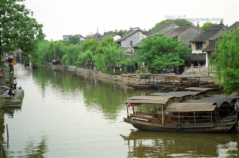 无人,家,横图,室外,白天,正面,旅游,度假,河流,名胜古迹,水,植物,标志建筑,地标,建筑,船,照明,上海,中国,亚洲,阴影,波纹,遗迹,光线,灯笼,影子,纸灯笼,房屋,屋子,河水,水流,木船,涟漪,古迹,文物,娱乐,建设,古建筑,楼房,住宅,树,树木,绿色,倒影,水纹,阳光,自然,灯具,交通工具,波浪,享受,休闲,旅游胜地,放松,生长,成长,照亮,申,倒映,舟,照明设备,载具,古文明,东亚,枫泾,金山区,上海市,上海枫泾古镇,中华人民共和国,沪,华东地区,水晕,反照,枫泾镇,沪上八景,新沪上八景,彩图,房子,shzwj1