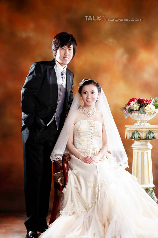 东方人,两个人,家庭,夫妻,新娘,新郎,站,坐,笑,微笑,露齿笑,竖图,室内,白天,正面,婚纱,衬衫,西装,爱情,婚礼,快乐,项链,椅子,亚洲,套装,头纱,正装,庆祝,盛开,领带,结婚,浪漫,花蕾,注视,职业装,黄种人,装饰品,花,花瓣,花朵,鲜花,背景墙,饰品,首饰,花苞,花蕊,观察,看,站着,温暖,温馨,喜庆,一家人,恩爱,恋人,观看,纪念,装饰墙,和睦,察看,象征,庄重,关注,身份,手插袋,单手插袋,单手抄兜,单手放兜,正式,地位,男人,男性,年轻男性,年轻女性,女人,女性,亚洲人,年轻人,夫妇,情侣,插兜,手插兜,手放口袋,站立,坐着,半身,彩图,衬衣,婚礼服,礼服,高兴,婚礼头纱,伴侣,融洽,手抄兜,shzxh1