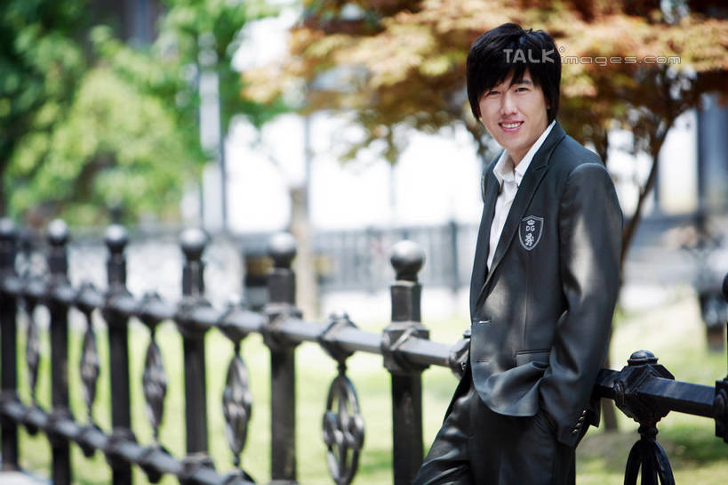 东方人,一个人,新郎,栏杆,站,笑,微笑,横图,室外,白天,侧面,西装,婚礼,快乐,草地,草坪,植物,亚洲,仅一个男性,仅一个人,阴影,套装,正装,朦胧,模糊,庆祝,光线,影子,围栏,结婚,扭头,注视,职业装,黄种人,护栏,草,树,树木,仅一个年轻男性,绿色,阳光,自然,观察,看,站着,转头,喜庆,生长,成长,观看,纪念,察看,双手插袋,关注,手插袋,双手抄兜,双手放兜,男人,男性,年轻男性,亚洲人,插兜,两手抄兜,两手放兜,手插兜,手放口袋,站立,半身,彩图,高兴,手抄兜,shzxh1