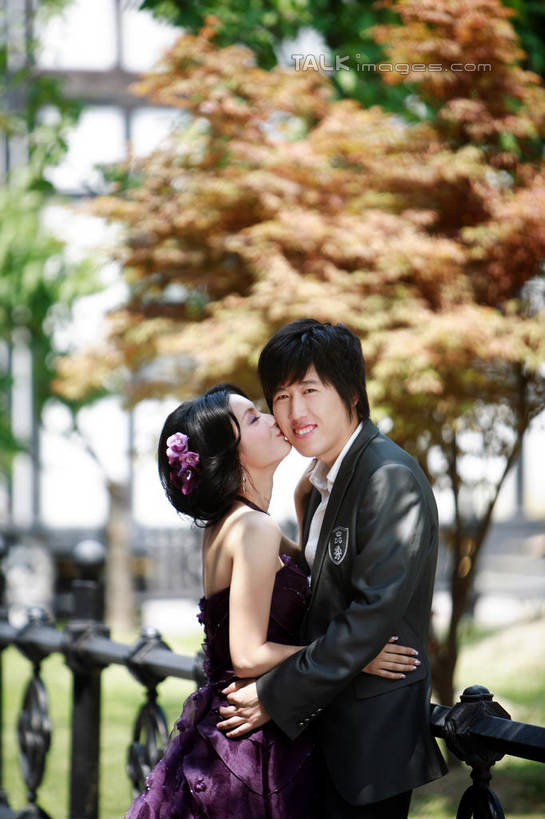 东方人,两个人,家庭,夫妻,新娘,新郎,栏杆,站,抱,笑,吻,微笑,竖图,室外,白天,侧面,婚纱,西装,爱情,婚礼,快乐,草地,草坪,植物,亚洲,阴影,套装,正装,庆祝,装饰,盛开,光线,影子,围栏,结婚,浪漫,花蕾,扭头,注视,职业装,黄种人,护栏,草,花,花瓣,花朵,鲜花,树,树木,绿色,紫色,阳光,自然,花苞,花蕊,观察,看,站着,转头,温暖,温馨,喜庆,一家人,恩爱,恋人,生长,成长,抱着,观看,纪念,华丽,修饰,点缀,和睦,察看,搂着,关注,衬托,美观,雅致,雅观,男人,男性,年轻男性,年轻女性,女人,女性,亚洲人,年轻人,夫妇,情侣,怀抱,搂,搂抱,亲,亲吻,相抱,拥抱,站立,半身,彩图,婚礼服,礼服,高兴,伴侣,融洽,shzxh1