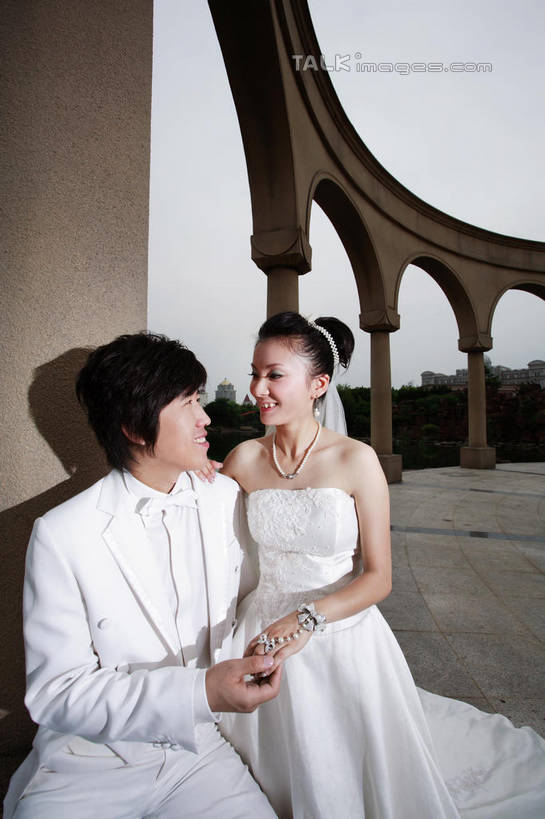 东方人,两个人,家庭,夫妻,新娘,新郎,坐,握手,笑,微笑,露齿笑,竖图,室外,白天,正面,婚纱,西装,爱情,婚礼,快乐,植物,亚洲,一排,阴影,套装,头纱,正装,庆祝,整齐,光线,影子,柱子,墙,结婚,浪漫,注视,职业装,黄种人,相视,墙壁,墙面,树,树木,排列,蓝色,绿色,白色,蓝天,天空,阳光,自然,天,观察,看,温暖,温馨,喜庆,一家人,面对面,恩爱,恋人,生长,晴朗,成长,观看,纪念,对视,和睦,察看,互视,队列,关注,相对,万里无云,相看,男人,男性,年轻男性,年轻女性,女人,女性,亚洲人,年轻人,夫妇,情侣,晴空,晴空万里,搀手,拉手,手搀手,手拉手,手牵手,手握手,坐着,半身,彩图,婚礼服,礼服,高兴,婚礼头纱,伴侣,融洽,shzxh1