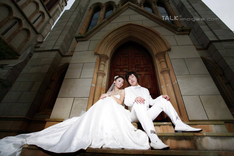 东方人,两个人,家庭,夫妻,新娘,新郎,教堂,坐,笑,微笑,横图,室外,白天,仰视,婚纱,西装,爱情,婚礼,快乐,楼梯,亚洲,阴影,套装,头纱,正装,节日,庆祝,光线,影子,阶梯,结婚,浪漫,注视,职业装,黄种人,文化,台阶,蓝色,白色,蓝天,天空,阳光,天,观察,看,祈祷,健康,温暖,温馨,喜庆,一家人,恩爱,许愿,恋人,宗教,信仰,晴朗,观看,纪念,祈求,和睦,察看,基督教,关注,天主教,信念,万里无云,平安,男人,男性,年轻男性,年轻女性,女人,女性,亚洲人,年轻人,夫妇,情侣,晴空,晴空万里,坐着,彩图,低角度拍摄,全身,婚礼服,礼服,高兴,大教堂,礼拜堂,婚礼头纱,伴侣,融洽,shzxh1