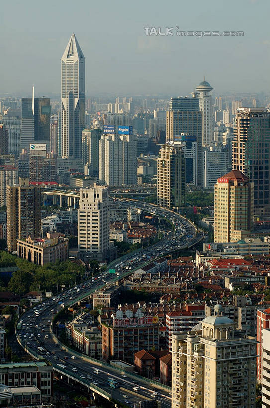 无人,高楼大厦,竖图,俯视,航拍,室外,白天,度假,美景,城市风光,标志建筑,城市,大厦,道路,地标,建筑,路,摩天大楼,公路,汽车,上海,中国,亚洲,许多,阴影,曲折,弯曲,光线,影子,景观,高架,建筑群,交通,很多,娱乐,建设,车,蓝色,蓝天,天空,阳光,交通工具,轿车,外滩,天,享受,休闲,景色,放松,蜿蜒,晴朗,虹桥机场,申,鸟瞰,载具,高架桥,黄浦区,东亚,长宁区,上海市,高架道路,跨线桥,万里无云,中华人民共和国,沪,华东地区,虹桥路,上海虹桥国际机场,晴空,晴空万里,彩图,高角度拍摄,大楼,高层建筑,高楼,摩天楼,上海延安高架路,shzxz1