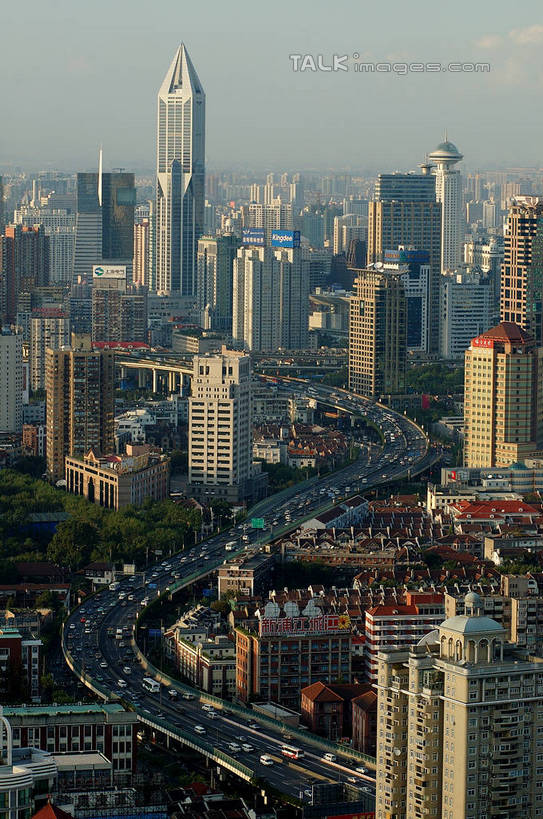 无人,高楼大厦,竖图,俯视,航拍,室外,白天,度假,美景,城市风光,标志建筑,城市,大厦,道路,地标,建筑,路,摩天大楼,公路,汽车,上海,中国,亚洲,许多,阴影,曲折,弯曲,光线,影子,景观,高架,建筑群,交通,很多,娱乐,建设,车,蓝色,蓝天,天空,阳光,交通工具,轿车,外滩,天,享受,休闲,景色,放松,蜿蜒,晴朗,虹桥机场,申,鸟瞰,载具,高架桥,黄浦区,东亚,长宁区,上海市,高架道路,跨线桥,万里无云,中华人民共和国,沪,华东地区,虹桥路,上海虹桥国际机场,晴空,晴空万里,彩图,高角度拍摄,大楼,高层建筑,高楼,摩天楼,上海延安高架路,shzxz1