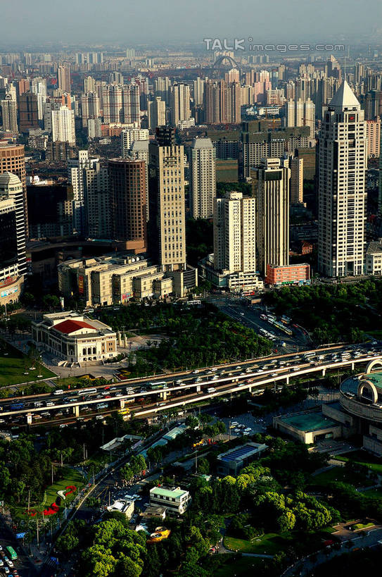 无人,高楼大厦,竖图,俯视,航拍,室外,白天,度假,美景,植物,城市风光,城市,大厦,道路,建筑,路,摩天大楼,公路,上海,中国,亚洲,阴影,光线,影子,景观,高架,交通,娱乐,树,树木,蓝色,绿色,蓝天,天空,阳光,自然,人民广场,天,享受,休闲,景色,放松,上海博物馆,生长,晴朗,成长,虹桥机场,申,鸟瞰,高架桥,黄浦区,东亚,上海市,高架道路,跨线桥,万里无云,中华人民共和国,沪,华东地区,虹桥路,上海虹桥国际机场,上海人民广场,晴空,晴空万里,彩图,高角度拍摄,大楼,高层建筑,高楼,摩天楼,上海延安高架路,shzxz1