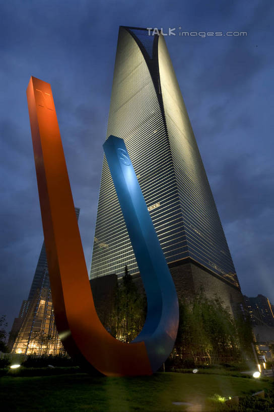 无人,高楼大厦,竖图,室外,夜晚,仰视,度假,美景,植物,城市风光,标志建筑,城市,大厦,地标,建筑,摩天大楼,雕塑,上海,中国,亚洲,阴影,朦胧,模糊,艺术,装饰,光线,磁铁,雕刻,雕像,影子,景观,建筑群,灯光,娱乐,建设,浦东,树,树木,绿色,自然,工艺品,享受,休闲,景色,放松,生长,成长,纪念,吸铁石,美术,磁场,申,主题,陈列,金融中心,陆家嘴,陆家嘴金融贸易区,浦东新区,东亚,上海市,中华人民共和国,沪,华东地区,功能,美学,彩图,低角度拍摄,大楼,高层建筑,高楼,摩天楼,天然磁铁,永久磁铁,shzxz1