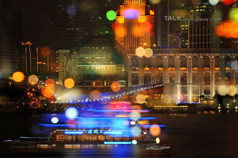 无人,高楼大厦,横图,彩色,室外,夜晚,正面,度假,河流,美景,水,城市风光,标志建筑,城市,大厦,地标,建筑,摩天大楼,霓虹灯,夜景,船,上海,中国,亚洲,一艘,阴影,朦胧,模糊,光线,图形,影子,河水,景观,水流,建筑群,灯光,游艇,七彩,几何,娱乐,光源,建设,浦东,霓虹,灯,交通工具,享受,休闲,球体,景色,放松,申,照明设备,数学,载具,国际会展中心,浦东新区,东亚,上海市,中华人民共和国,沪,华东地区,氖灯,彩图,大楼,高层建筑,高楼,摩天楼,几何图形,立体几何,立体图形,上海国际会展中心,shzxz1