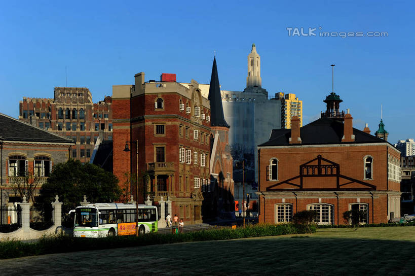 无人,博物馆,家,高楼大厦,横图,室外,白天,正面,度假,草地,草坪,美景,植物,城市风光,标志建筑,城市,大厦,地标,建筑,摩天大楼,上海,中国,亚洲,阴影,研究,光线,影子,房屋,屋子,景观,公寓,建筑群,教育,娱乐,建设,虹口区,洋房,楼房,住宅,草,树,树木,蓝色,绿色,蓝天,天空,阳光,自然,天,享受,休闲,景色,放松,生长,晴朗,成长,展览,申,欣赏,陈列,东亚,上海市,上海邮政大楼,上海邮电大楼,上海邮政博物馆,万里无云,中华人民共和国,沪,华东地区,典藏,晴空,晴空万里,彩图,房子,大楼,高层建筑,高楼,摩天楼,上海邮政总局,shzxz1