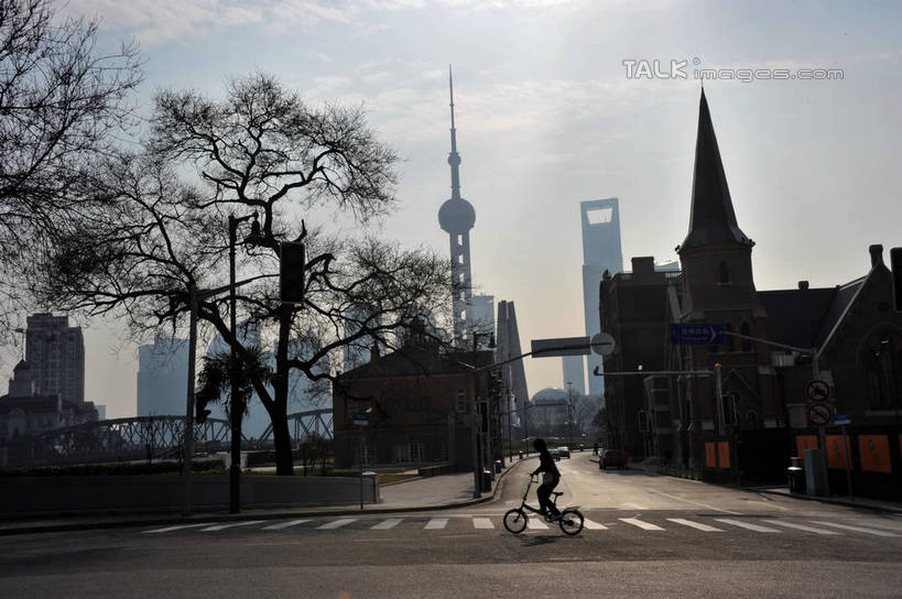 无人,博物馆,高楼大厦,横图,室外,白天,仰视,度假,美景,植物,城市风光,城市,大厦,道路,建筑,路,摩天大楼,人行横道,公路,上海,中国,亚洲,研究,景观,人行道,枝条,交通,背光,教育,娱乐,东方明珠,虹口区,浦东,树,树木,树枝,绿色,自然,享受,休闲,景色,放松,环球金融中心,生长,成长,展览,申,欣赏,人行横道线,逆光,陈列,浦东新区,上海环球金融中心,东亚,东方明珠广播电视塔,东方明珠电视塔,上海市,上海邮政大楼,上海邮电大楼,上海邮政博物馆,中华人民共和国,沪,华东地区,虬枝,枝杈,典藏,环球金融中心大厦,斑马线,马路,彩图,低角度拍摄,大楼,高层建筑,高楼,摩天楼,上海邮政总局,shzxz1