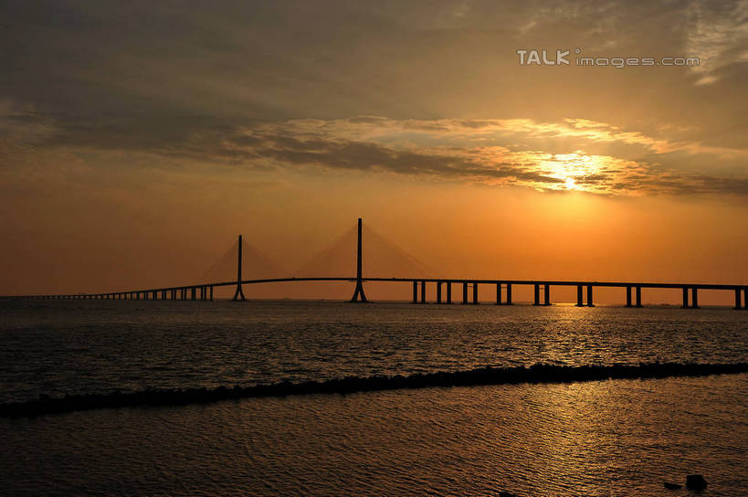 无人,横图,室外,白天,正面,旅游,度假,海浪,海洋,日落,太阳,标志建筑,大桥,地标,建筑,桥梁,上海,中国,亚洲,阴影,波纹,光线,影子,浪花,晚霞,霞光,落日,桥,涟漪,背光,娱乐,建设,跨海大桥,水纹,阳光,海水,黄昏,波浪,沙洲,享受,休闲,旅游胜地,彩霞,放松,波光粼粼,申,逆光,海景,青草沙,东亚,上海市,长兴岛,中华人民共和国,沪,华东地区,水晕,崇明县,夕照,薄暮,大海,风浪,海,海水的波动,海滩,近岸浪,涌浪,夕阳,彩图,傍晚,冲积沙洲,固定沙,斜阳,shzxz1