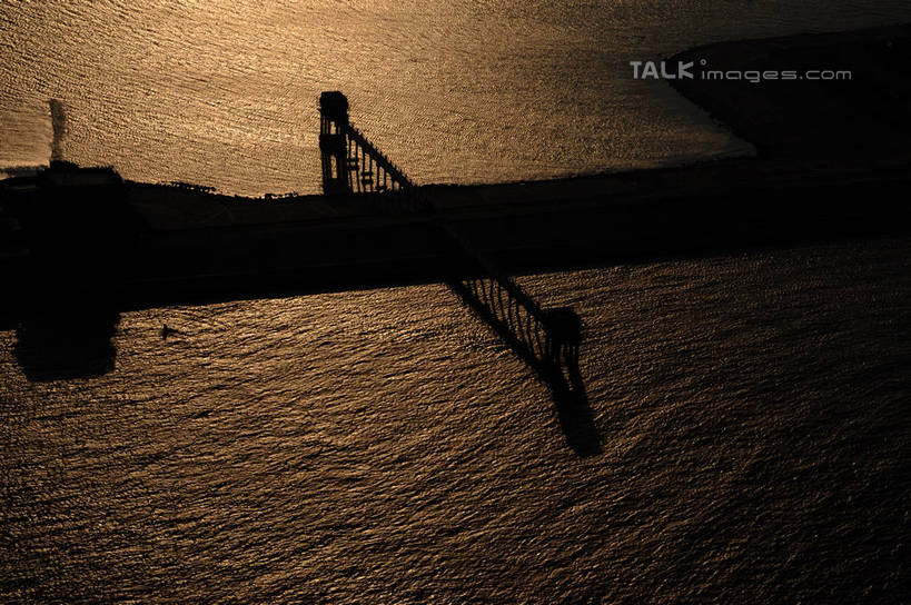 无人,横图,俯视,航拍,室外,白天,旅游,度假,海浪,海洋,美景,标志建筑,大桥,地标,建筑,桥梁,上海,中国,亚洲,波纹,景观,浪花,建筑群,斜拉桥,桥,涟漪,背光,娱乐,建设,水纹,自然,海水,波浪,沙洲,享受,休闲,景色,放松,申,鸟瞰,自然风光,逆光,海景,青草沙,东亚,上海市,长兴岛,中华人民共和国,沪,华东地区,水晕,崇明县,斜张桥,大海,风浪,海,海水的波动,近岸浪,涌浪,彩图,高角度拍摄,冲积沙洲,固定沙,shzxz1