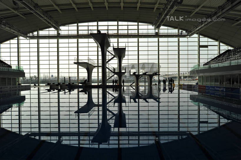 无人,体育馆,游泳池,横图,室内,白天,正面,度假,美景,水,窗户,落地窗,城市风光,城市,照明,上海,中国,亚洲,景观,水池,水面,看台,灯光,背光,娱乐,运动器械,泳池,浦东,顶灯,玻璃窗,座位,灯,灯具,享受,休闲,健身器械,景色,放松,照亮,申,游泳馆,照明设备,跳板,健身器材,逆光,浦东新区,上海东方体育中心,东亚,上海市,中华人民共和国,沪,华东地区,坐位,彩图,海上皇冠,上海水上竞技中心,助跳板,运动器材,shzxz1