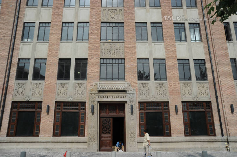 无人,家,栏杆,横图,室外,白天,仰视,度假,美景,窗户,门,城市风光,标志建筑,城市,地标,建筑,照明,上海,中国,亚洲,壁灯,扶手,房屋,屋子,景观,公寓,建筑群,灯光,娱乐,建设,洋房,圆明园路,护栏,楼房,玻璃窗,住宅,灯,灯具,门框,享受,休闲,景色,放松,照亮,申,照明设备,黄浦区,外滩源,圆明园公寓,东亚,上海市,中华人民共和国,沪,华东地区,彩图,低角度拍摄,房子,shzxz1