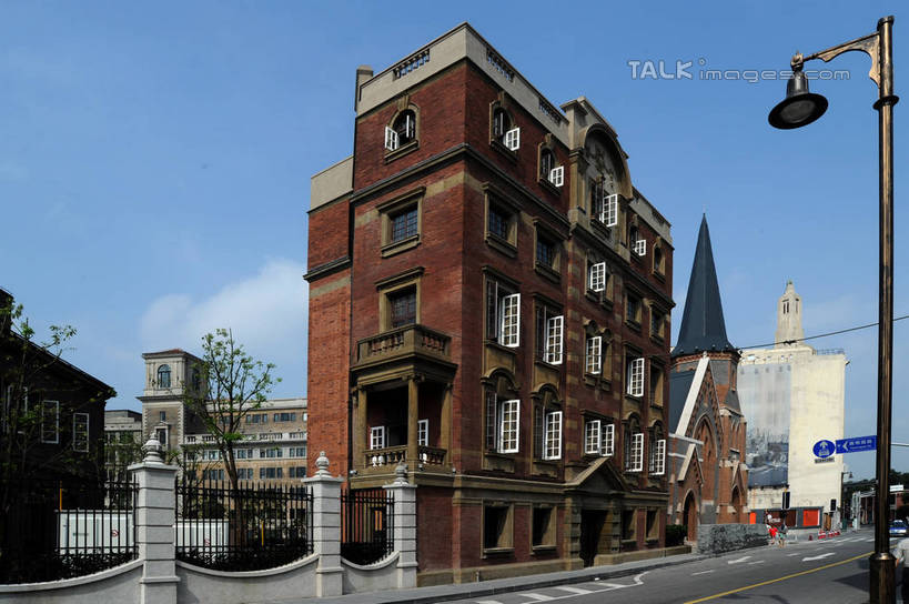 无人,家,横图,室外,白天,仰视,度假,美景,植物,城市风光,标志建筑,城市,道路,地标,建筑,路,路灯,公路,照明,上海,中国,亚洲,阴影,光线,影子,房屋,屋子,景观,云,云朵,公寓,建筑群,灯光,枝条,交通,云彩,娱乐,建设,洋房,圆明园路,楼房,住宅,灯,树,树木,树枝,蓝色,绿色,白云,蓝天,天空,阳光,自然,天,享受,休闲,景色,放松,生长,晴朗,成长,照亮,申,照明设备,黄浦区,外滩源,圆明园公寓,东亚,上海市,中华人民共和国,沪,华东地区,虬枝,枝杈,晴空,马路,彩图,低角度拍摄,房子,shzxz1