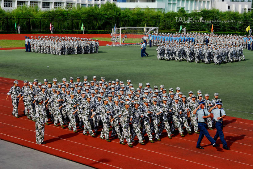 东方人,伙伴,朋友,学校,教学楼,体育馆,运动场,走,横图,俯视,室外,白天,工作服,制服,友谊,草地,草坪,植物,帽子,亚洲,一排,服装,庆祝,整齐,并列,并排,跑道,许多人,注视,黄种人,体育场,校园,草,树,树木,排列,衣服,绿色,自然,观察,看,一群人,教练,教室,同学,服饰,军帽,田径场,生长,成长,观看,军人,察看,敬礼,仪式,衣着,庄重,校友,成就,穿着,队列,关注,致敬,迷彩服,军服,礼仪,典礼,平行,塑胶跑道,警服,行进,阅兵,解放军,正步,军训,运动馆,尊敬,恭敬,同窗,学友,庄严,工作制服,衣饰,行礼,军威,士气,肃静,肃穆,阅兵式,尊严,检阅,伪装服,野战服,作战服,教官,友情,男人,男性,年轻男性,年轻女性,女人,女性,亚洲人,步行,走路,彩图,高角度拍摄,全身,工作套服,大学,教学大楼,全天候田径运动跑道,教练员,教练者,军训教官,中国人民解放军,军步,正步走,步子,shzxz1