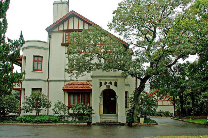 无人,家,横图,室外,白天,正面,度假,美景,植物,门,城市风光,标志建筑,城市,地标,建筑,上海,中国,亚洲,房屋,屋子,景观,公寓,建筑群,枝条,娱乐,建设,洋房,楼房,住宅,树,树木,树枝,绿色,自然,门框,享受,休闲,景色,放松,生长,成长,申,东亚,徐汇区,丁香花园,上海市,华山路,中华人民共和国,沪,华东地区,虬枝,枝杈,彩图,房子,shzxz1