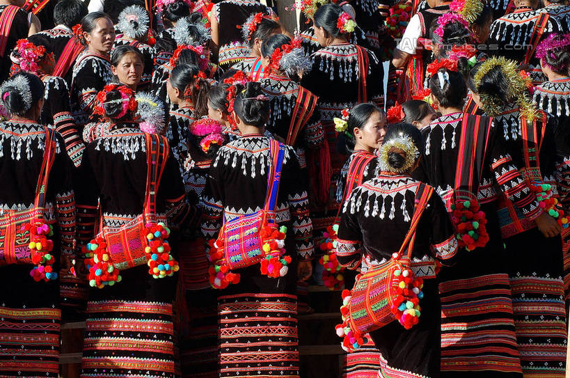 东方人,站,横图,室外,白天,民族服装,跳舞,亚洲,装饰,包,书包,头饰,许多人,黄种人,发簪,背面,背包,发饰,饰品,站着,一群人,华丽,修饰,单肩包,点缀,舞姿,配饰,衬托,美观,雅致,雅观,簪子,年轻女性,女人,女性,亚洲人,站立,半身,彩图,传统服装,民俗服,舞蹈,shzxz1