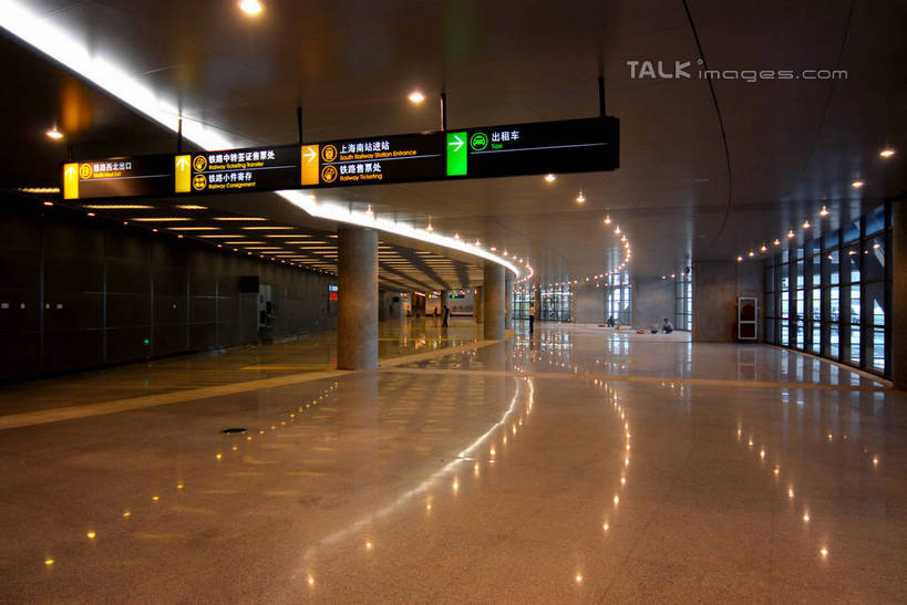 无人,火车站,横图,室内,白天,正面,度假,美景,窗户,落地窗,城市风光,城市,指示牌,照明,上海,中国,亚洲,阴影,光线,标志,文字,影子,字符,景观,灯光,娱乐,标识,玻璃窗,灯,灯具,落地灯,享受,休闲,汉字,景色,放松,照亮,申,照明设备,中文,东亚,徐汇区,上海南站,上海市,中华人民共和国,沪,华东地区,国文,华文,彩图,铁路车站,铁路站,shzxz1