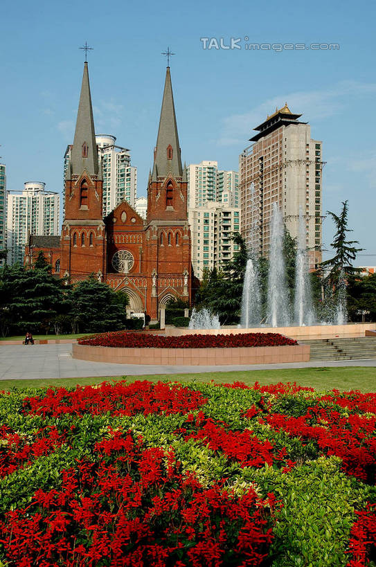 无人,高楼大厦,教堂,竖图,室外,白天,正面,旅游,度假,草地,草坪,名胜古迹,水,植物,标志建筑,大厦,地标,建筑,摩天大楼,喷泉,上海,中国,亚洲,阴影,飞溅,节日,遗迹,盛开,溅,光线,液体,影子,景观,水滴,云,云朵,花蕾,云彩,古迹,文化,文物,娱乐,建设,古建筑,水珠,草,花,花瓣,花朵,鲜花,树,树木,蓝色,绿色,白云,蓝天,天空,阳光,自然,天,花苞,花蕊,品味,祈祷,享受,休闲,健康,旅游胜地,放松,许愿,宗教,信仰,生长,晴朗,成长,纪念,祈求,申,基督教,喷洒,天主教,水景,信念,古文明,东亚,徐家汇天主堂,徐汇区,上海市,中华人民共和国,沪,华东地区,美观,平安,设计,晴空,彩图,大教堂,大楼,高层建筑,高楼,礼拜堂,摩天楼,圣依纳爵堂,圣依纳爵主教座堂,徐家汇大教堂,shzxz1