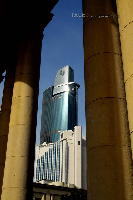 无人,高楼大厦,竖图,室外,白天,仰视,度假,美景,城市风光,城市,大厦,建筑,摩天大楼,上海,中国,亚洲,阴影,光线,影子,景观,娱乐,蓝色,蓝天,天空,阳光,天,享受,休闲,景色,放松,晴朗,申,上海展览中心,东亚,静安区,上海市,万里无云,中华人民共和国,沪,华东地区,晴空,晴空万里,彩图,低角度拍摄,大楼,高层建筑,高楼,摩天楼,shzxz1