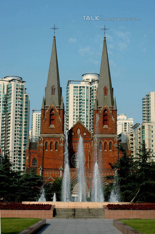 无人,高楼大厦,教堂,竖图,室外,白天,正面,旅游,度假,草地,草坪,名胜古迹,水,植物,标志建筑,大厦,地标,建筑,摩天大楼,喷泉,上海,中国,亚洲,阴影,飞溅,节日,遗迹,溅,光线,液体,影子,景观,水滴,古迹,文化,文物,娱乐,建设,古建筑,水珠,草,树,树木,蓝色,绿色,蓝天,天空,阳光,自然,天,品味,祈祷,享受,休闲,健康,旅游胜地,放松,许愿,宗教,信仰,生长,晴朗,成长,纪念,祈求,申,基督教,喷洒,天主教,水景,信念,古文明,东亚,徐家汇天主堂,徐汇区,上海市,万里无云,中华人民共和国,沪,华东地区,美观,平安,设计,晴空,晴空万里,彩图,大教堂,大楼,高层建筑,高楼,礼拜堂,摩天楼,圣依纳爵堂,圣依纳爵主教座堂,徐家汇大教堂,shzxz1