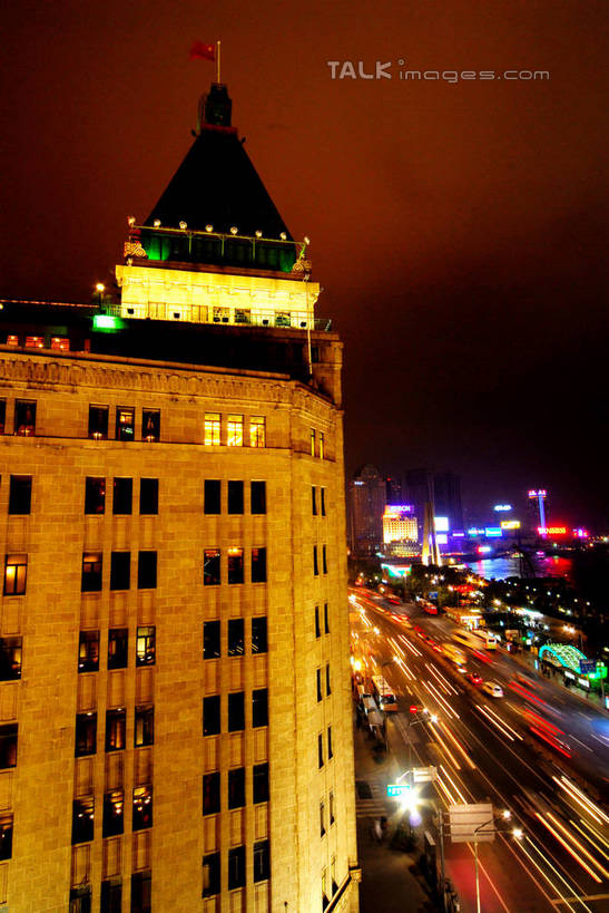 无人,餐厅,高楼大厦,竖图,俯视,室外,夜晚,度假,美景,城市风光,标志建筑,城市,大厦,道路,地标,建筑,路,摩天大楼,公路,汽车,上海,中国,亚洲,阴影,朦胧,模糊,光线,影子,景观,建筑群,灯光,分界线,停车线,交通,娱乐,建设,车,交通工具,轿车,享受,休闲,景色,放松,南京东路,车行道,车行道分界线,申,载具,标线,和平饭店,黄浦区,东亚,车行线,上海市,中华人民共和国,沪,华东地区,马路,彩图,高角度拍摄,餐馆,大楼,饭店,饭馆,高层建筑,高楼,摩天楼,shzxz1