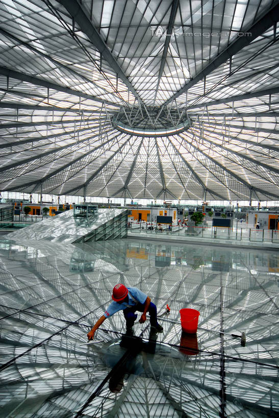 东方人,一个人,蹲,竖图,俯视,室外,白天,工作服,制服,度假,美景,窗户,城市风光,城市,帽子,上海,中国,亚洲,仅一个男性,仅一个人,桶,头盔,支架,塑料,天窗,景观,注视,黄种人,娱乐,玻璃窗,架子,脚手架,施工,工人,仅一个年轻男性,安全帽,容器,塑料制品,低头,观察,看,享受,休闲,景色,放松,观看,储藏,支撑,塑料桶,固定,申,察看,储存,关注,东亚,徐汇区,上海南站,上海市,中华人民共和国,沪,华东地区,工作制服,男人,男性,年轻男性,亚洲人,员工,蹲着,彩图,高角度拍摄,全身,工作套服,匠人,劳动者,体力工,贮存,稳固,shzxz1