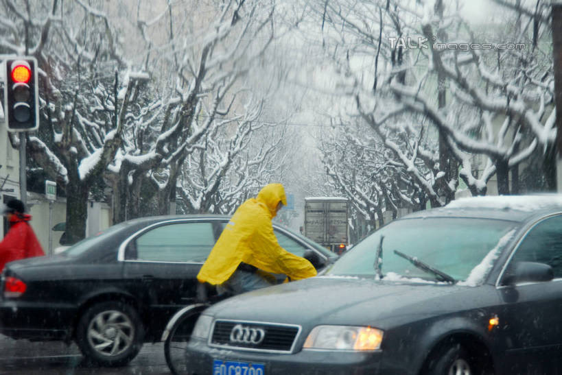 东方人,两个人,坐,横图,室外,白天,侧面,度假,美景,雪,植物,雾,大雪,城市风光,城市,自行车,汽车,上海,中国,亚洲,握,朦胧,模糊,积雪,景观,雪景,冬季,冬天,枝条,注视,黄种人,娱乐,车,脚踏车,树,树木,树枝,骑,绿色,自然,交通工具,轿车,观察,看,骑车,享受,休闲,车牌,景色,放松,寒冷,握着,凭证,生长,成长,观看,保暖,申,迷雾,察看,防寒,御寒,关注,载具,雨衣,透气,东亚,防水,上海市,中华人民共和国,沪,华东地区,牌照,严寒,冲锋服,冲锋衣,防潮,户外用品,虬枝,枝杈,汽车牌照,行车凭证,男人,男性,年轻男性,年轻女性,女人,女性,亚洲人,大雾,坐着,半身,彩图,shzxz1