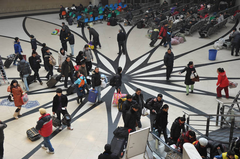 东方人,栏杆,火车站,走,横图,俯视,室内,白天,地板,楼梯,电梯,上海,中国,亚洲,服装,包,扶手,拉杆箱,旅行箱,电动扶梯,阶梯,地面,自动扶梯,运输工具,许多人,旅行包,注视,休闲装,黄种人,护栏,木地板,台阶,衣服,背包,行李箱,箱子,观察,看,一群人,休闲,休闲服,服饰,观看,出差,申,察看,迁徙,迁移,关注,转移,东亚,徐汇区,上海南站,上海市,中华人民共和国,沪,华东地区,旅游包,男人,男性,年轻男性,年轻女性,女人,女性,亚洲人,步行,散步,走路,半身,彩图,高角度拍摄,旅行,铁路车站,铁路站,往返,移居,扶手电梯,升降设备,双肩包,运输带,自动行人电梯,春节运输,春运,客流,运输高峰,电扶梯,shzxz1