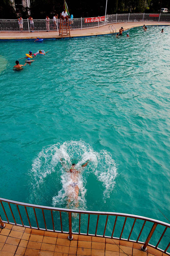 游泳,东方人,儿童,一个人,游泳池,栏杆,竖图,俯视,室外,白天,纯洁,水,亚洲,仅一个男性,仅一个人,阴影,飞溅,溅,光线,扶手,液体,影子,水池,水滴,水面,注视,黄种人,泳池,护栏,水珠,小孩,阳光,观察,看,仅一个小孩,可爱,童年,童趣,观看,游泳裤,察看,关注,喷洒,童真,烂漫,无邪,泅水,拍浮,天真,男孩,男人,男性,亚洲人,孩子,彩图,高角度拍摄,全身,男生,shzxz1