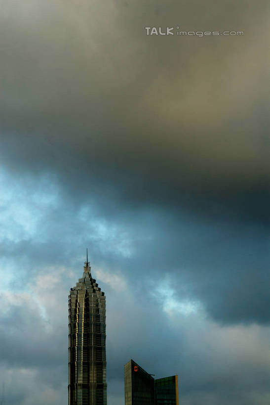 无人,高楼大厦,竖图,室外,白天,仰视,度假,美景,城市风光,标志建筑,城市,大厦,地标,建筑,摩天大楼,上海,中国,亚洲,阴影,光线,影子,景观,云,云朵,云彩,娱乐,建设,金茂大厦,浦东,蓝色,白云,蓝天,天空,阳光,天,享受,休闲,景色,放松,晴朗,申,金融中心,陆家嘴,陆家嘴金融贸易区,浦东新区,东亚,上海市,中华人民共和国,沪,华东地区,金茂大楼,晴空,彩图,低角度拍摄,大楼,高层建筑,高楼,摩天楼,shzxz1