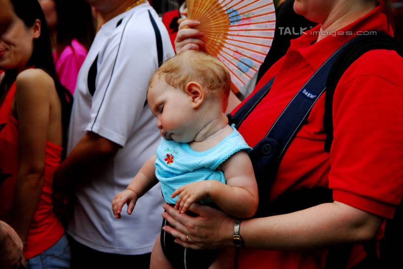 东方人,婴儿,儿童,家庭,母亲,站,抱,横图,室外,白天,侧面,纯洁,亚洲,行人,游客,游人,握,服装,朦胧,模糊,时间,扇子,时钟,手表,折扇,纸扇,许多人,清凉,拿,计时,拿着,注视,休闲装,黄种人,凉爽,文化,路人,旅客,小孩,衣服,钟表,观察,看,站着,一群人,休闲,温暖,温馨,一家人,休闲服,表,可爱,母爱,童年,童趣,握着,服饰,活泼,抱着,观看,背带,腕表,和睦,察看,搂着,关注,宝宝,童真,纯真,烂漫,无邪,撒扇,母婴,过客,伶俐,天真,男人,男性,年轻男性,年轻女性,女人,女性,亚洲人,孩子,年轻人,钟,搂,搂抱,站立,半身,彩图,融洽,婴儿背带,传统文化,shzxz1