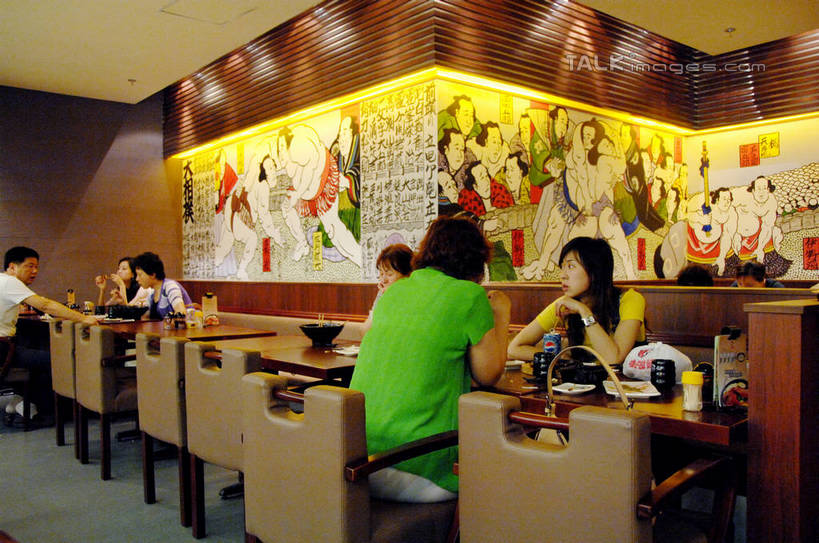 东方人,背部,餐厅,坐,横图,室内,白天,正面,绘画,餐桌,桌子,椅子,照明,亚洲,行人,游客,游人,撑,阴影,服装,艺术,装饰,光线,影子,木椅,墙,灯光,许多人,扭头,托腮,注视,休闲装,黄种人,文化,顶灯,路人,旅客,壁画,墙壁,墙面,灯,衣服,灯具,观察,看,托,转头,一群人,休闲,休闲服,服饰,餐台,观看,华丽,修饰,照亮,点缀,察看,照明设备,关注,托下巴,衬托,美观,雅致,雅观,过客,单手托腮,男人,男性,年轻男性,年轻女性,女人,女性,亚洲人,画画,坐着,半身,彩图,餐馆,饭店,饭馆,shzxz1