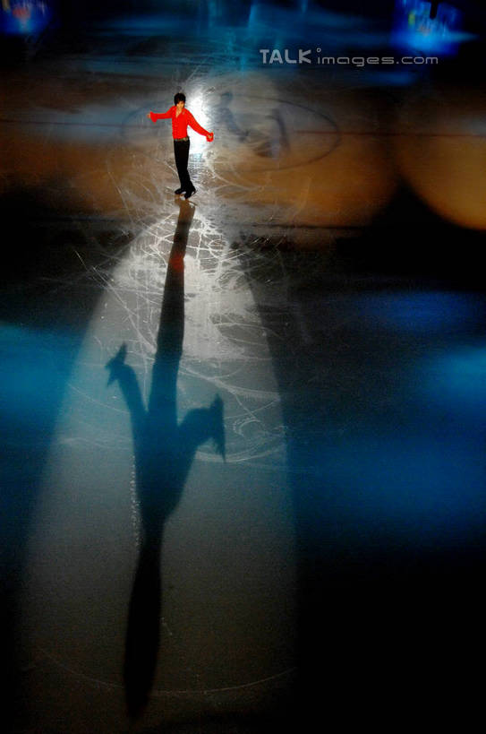 东方人,一个人,运动员,站,竖图,俯视,室内,白天,亚洲,仅一个男性,仅一个人,阴影,服装,朦胧,模糊,光线,影子,冰,灯光,旱冰鞋,溜冰鞋,黄种人,仅一个年轻男性,衣服,浮冰,站着,寒冷,服饰,冰冷,衣着,穿着,滑冰鞋,表演服,演出服,严寒,冰凉,酷寒,凛冽,凛凛,极冷,流冰,浮冰块,衣饰,道具服,溜冰,男人,男性,年轻男性,亚洲人,体育运动员,运动选手,站立,彩图,高角度拍摄,全身,冰刀鞋,花样滑冰运动员,shzxz1