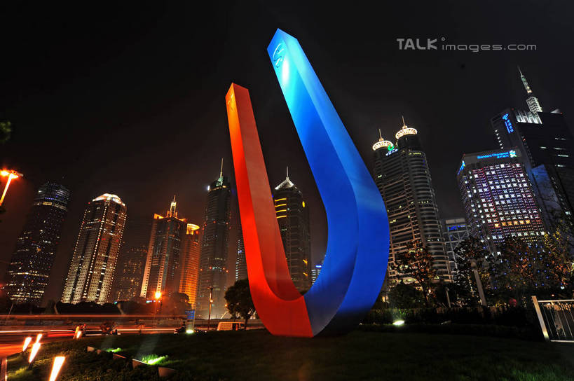 无人,高楼大厦,横图,室外,夜晚,仰视,度假,美景,植物,城市风光,标志建筑,城市,大厦,地标,建筑,摩天大楼,雕塑,上海,中国,亚洲,阴影,朦胧,模糊,艺术,装饰,光线,磁铁,雕刻,雕像,影子,景观,建筑群,灯光,娱乐,建设,浦东,树,树木,绿色,自然,工艺品,享受,休闲,景色,放松,生长,成长,纪念,吸铁石,美术,磁场,申,主题,陈列,金融中心,陆家嘴,陆家嘴金融贸易区,浦东新区,东亚,上海市,中华人民共和国,沪,华东地区,功能,美学,彩图,低角度拍摄,大楼,高层建筑,高楼,摩天楼,天然磁铁,永久磁铁,shzxz1