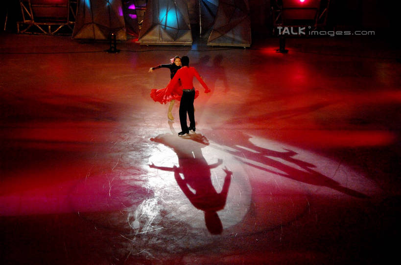 东方人,两个人,运动员,握手,横图,俯视,室内,白天,锻炼,运动,花样滑冰,滑冰,亚洲,阴影,服装,朦胧,模糊,光线,影子,冰,灯光,旱冰鞋,溜冰鞋,注视,黄种人,衣服,浮冰,观察,看,寒冷,服饰,观看,察看,冰冷,衣着,穿着,关注,滑冰鞋,表演服,演出服,严寒,冰凉,酷寒,凛冽,凛凛,极冷,流冰,浮冰块,衣饰,冰上运动,冬季运动,道具服,体育,溜冰,男人,男性,年轻男性,年轻女性,女人,女性,亚洲人,体育运动员,运动选手,搀手,拉手,手拉手,手握手,彩图,高角度拍摄,全身,健身,冰刀鞋,花样滑冰运动员,shzxz1