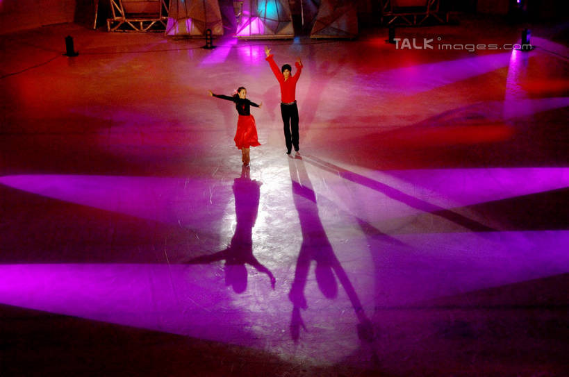 东方人,两个人,运动员,握手,横图,俯视,室内,白天,锻炼,运动,花样滑冰,滑冰,亚洲,阴影,服装,朦胧,模糊,光线,影子,冰,灯光,旱冰鞋,溜冰鞋,注视,黄种人,衣服,浮冰,观察,看,寒冷,服饰,观看,察看,冰冷,衣着,穿着,关注,滑冰鞋,表演服,演出服,严寒,冰凉,酷寒,凛冽,凛凛,极冷,流冰,浮冰块,衣饰,冰上运动,冬季运动,道具服,体育,溜冰,男人,男性,年轻男性,年轻女性,女人,女性,亚洲人,体育运动员,运动选手,搀手,拉手,手拉手,手握手,彩图,高角度拍摄,全身,健身,冰刀鞋,花样滑冰运动员,shzxz1