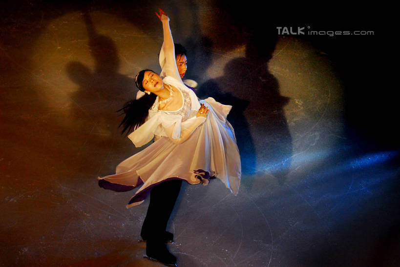 东方人,两个人,运动员,握手,横图,俯视,室内,白天,锻炼,运动,花样滑冰,滑冰,亚洲,阴影,服装,朦胧,模糊,光线,影子,冰,灯光,旱冰鞋,溜冰鞋,注视,黄种人,衣服,浮冰,观察,看,寒冷,服饰,观看,察看,冰冷,衣着,穿着,关注,滑冰鞋,表演服,演出服,严寒,冰凉,酷寒,凛冽,凛凛,极冷,流冰,浮冰块,衣饰,冰上运动,冬季运动,道具服,体育,溜冰,男人,男性,年轻男性,年轻女性,女人,女性,亚洲人,体育运动员,运动选手,搀手,拉手,手拉手,手握手,彩图,高角度拍摄,全身,健身,冰刀鞋,花样滑冰运动员,shzxz1